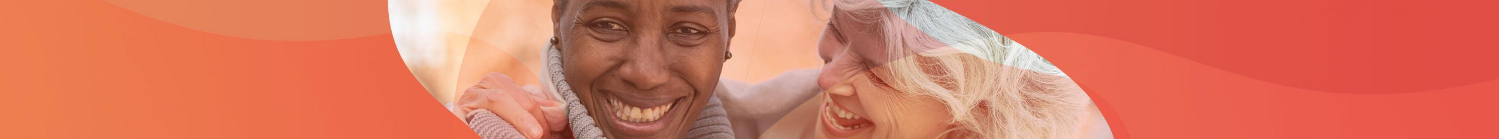 Twee vrouwen omhelzen elkaar en lachen