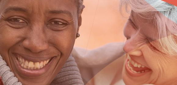 Twee vrouwen omhelzen elkaar en lachen